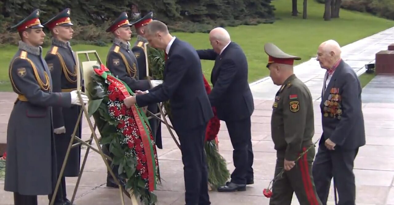 Представители посольства Белоруссии возложили цветы к Могиле Неизвестного Солдата в Москве
