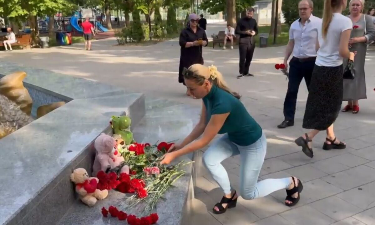 Стихийный мемориал в память о жертвах обстрела появился в Севастополе -  Телеканал 41 Воронеж