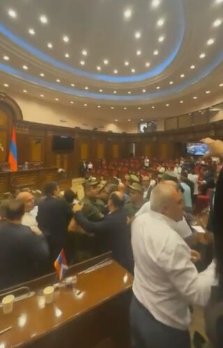 Парламентарии Армении устроили потасовку при обсуждении лишения неприкосновенности оппозиционного депутата