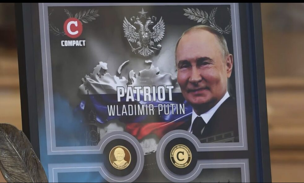 «Жесты дружбы». Немецкий журнал Compact презентовал серебряную монету с изображением Путина ко дню рождения российского лидера