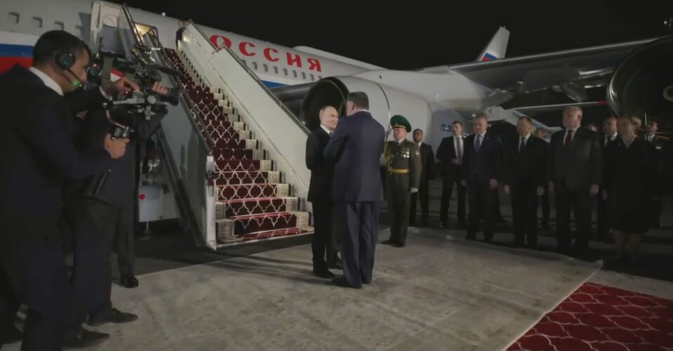 Рахмон встретил Путина у трапа самолета в аэропорту Душанбе